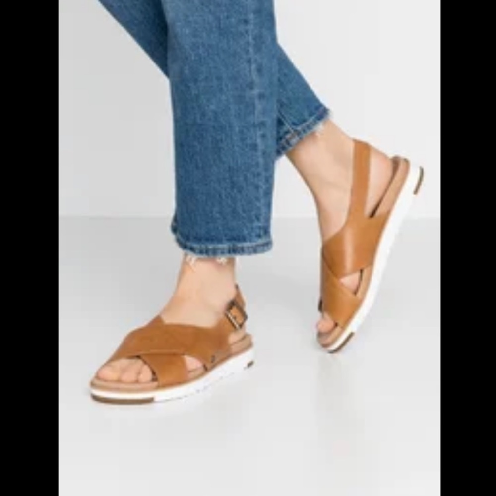 New UGG Kamile Strappy Leather Criss Cross Flat Sandal womens sz 6.5 almond